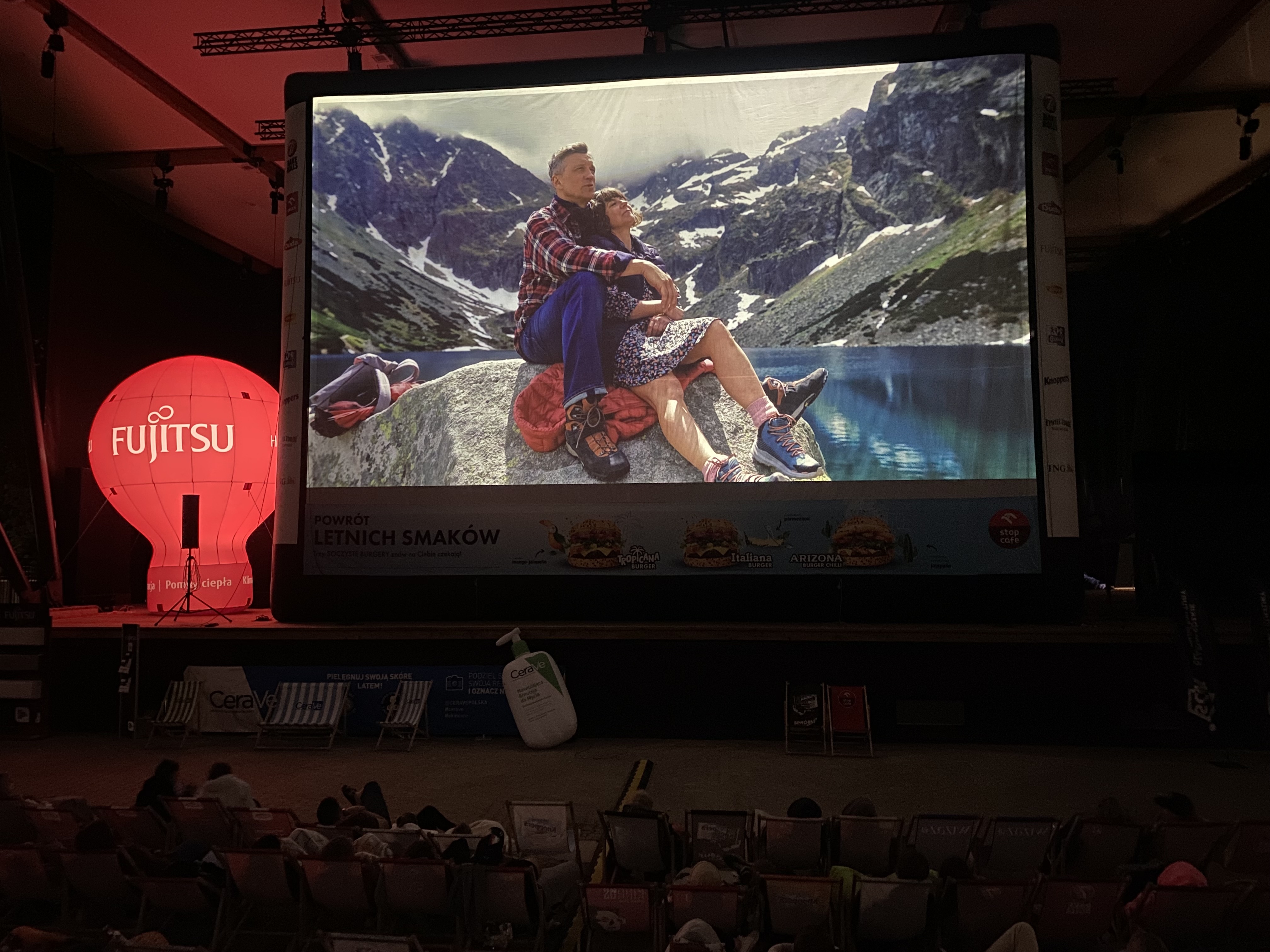 Atmosfera letniego kina plenerowego